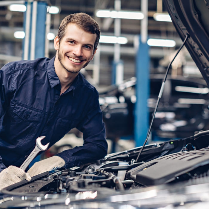 Naeratav automaaler töötab auto kapoti all